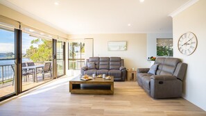 Smart TV, books - The Pelicans 6, 53 Soldiers Point Rd - stunning waterfront unit (Soldiers Point)