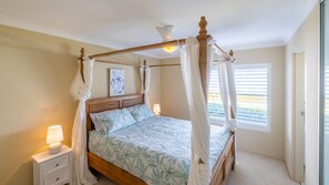 3 bedrooms, iron/ironing board, free WiFi - The Pelicans 6, 53 Soldiers Point Rd - stunning waterfront unit (Soldiers Point)