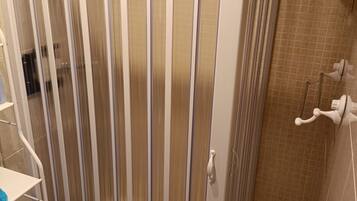 Haartrockner, Handtücher, Seife, Toilettenpapier