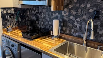 Refrigerador, microondas, parrilla de estufa y cafetera y tetera