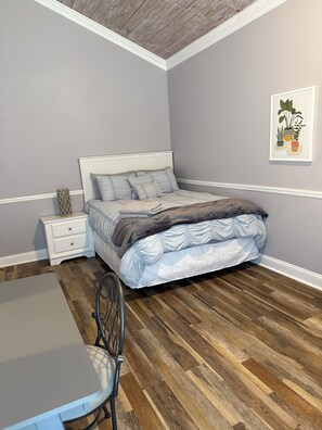 1 habitación, tabla de planchar con plancha, wifi y ropa de cama