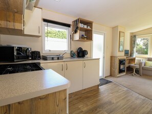 Cookware/dishes/utensils - 4 Foxburrow Hang (Great Yarmouth)