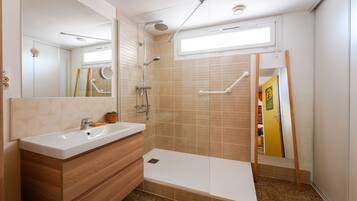 Gratis toiletartikelen, een haardroger, handdoeken