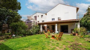A two-story house with a covered patio area. - Jardin Bohème - Jardin, terrasse et cuisine d'été. (Marseille)
