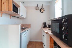 Fridge, microwave, oven, coffee/tea maker