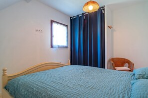 2 bedrooms, iron/ironing board, free WiFi