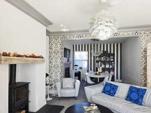 TV, fireplace