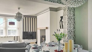 Un salon moderne avec un coin repas aménagé pour prendre un repas.