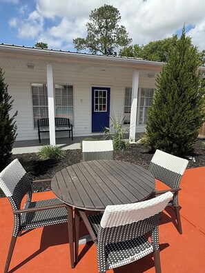 Outdoor dining - The Charming Villa B, pool, lake view (Moultrie)