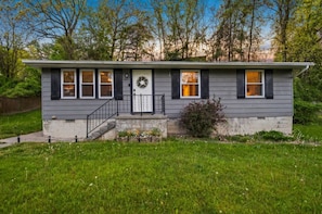 Exterior - 10 min to NRG Park with Private Deck, Movie Nights & Fire Pit (Oak Hill)
