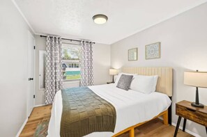 3 bedrooms, desk, iron/ironing board, free WiFi - 10 min to NRG Park with Private Deck, Movie Nights & Fire Pit (Oak Hill)