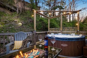 Outdoor spa tub - 10 min to NRG Park with Private Deck, Movie Nights & Fire Pit (Oak Hill)