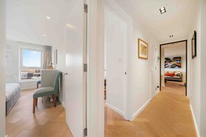 2 bedrooms, iron/ironing board, free WiFi, bed sheets - 2-bed Chelsea apt with open living/dining/area (London)