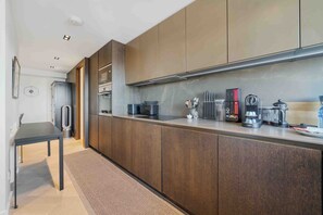 Een koelkast, een microgolfoven, een oven, een vaatwasser