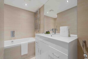 Hair dryer, towels - 1st class, 1st floor Kensington apt with Mezzanine (London)
