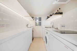 Kühlschrank, Mikrowelle, Geschirrspüler, Toaster