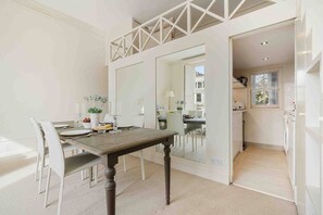 Dining - Stylish 1-bed flat steps from Kensington Palace (London)