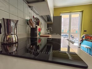 Frigorifero, forno, piano cottura, lavastoviglie