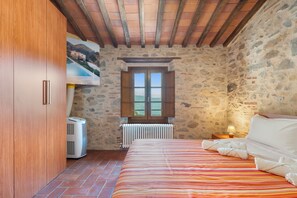 1 bedroom, in-room safe, iron/ironing board, travel cot - Tuscan Apt · Valley Views · Jacuzzi · Gym · 1-5 Month Stays · EUR31/pax/night (Pescia)
