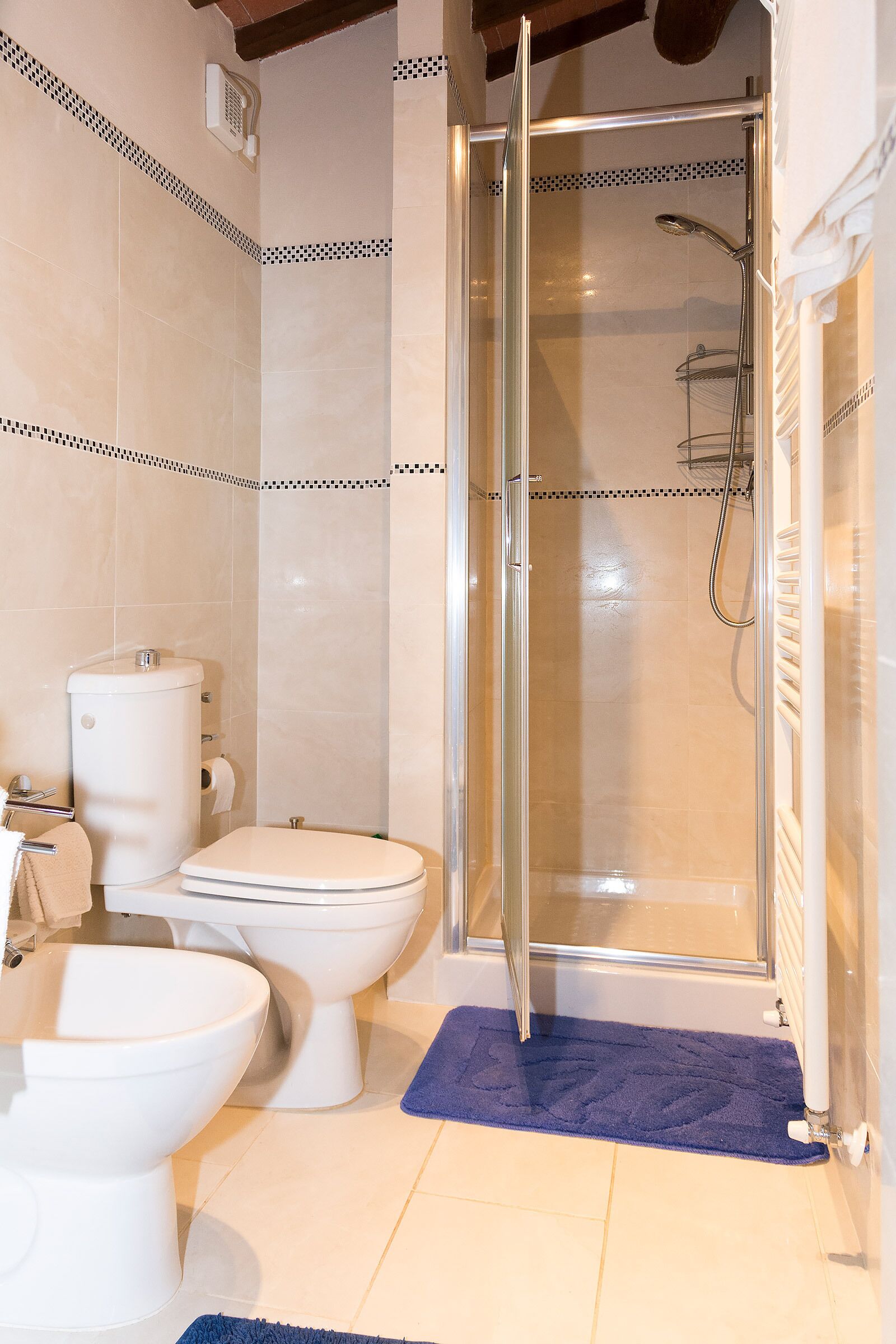 Doccia, asciugacapelli, asciugamani, sapone