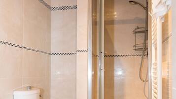 Douche, sĂšche-cheveux, serviettes fournies, savon