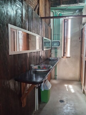 Dortoir Partagé Économique, dortoir mixte, animaux de compagnie acceptés | Salle de bain | Baignoire et douche séparées