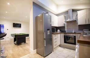 Fridge, microwave, oven, stovetop - Stunning Bolton Abode – Pool Table & Free Parking (Greater Manchester)