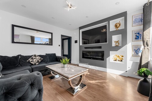 Stunning Bolton Abode – Pool Table & Free Parking
