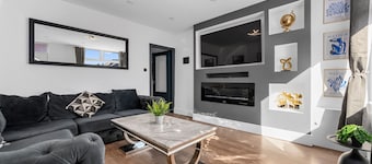 Stunning Bolton Abode – Pool Table & Free Parking