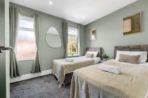3 bedrooms, iron/ironing board, Internet, bed sheets - Stunning Bolton Abode – Pool Table & Free Parking (Greater Manchester)