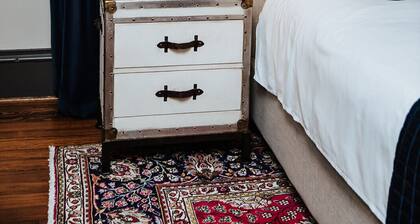 Elegant & Historic Dallas Stay | King Bed, Spa Shower, Near Deep Ellum