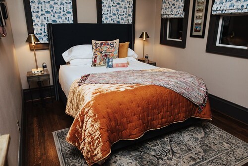 Whimsical Queen Suite w/ Private Terrace & Insta-Worthy Vibe in Old East Dallas