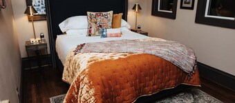 Whimsical Queen Suite w/ Private Terrace & Insta-Worthy Vibe in Old East Dallas