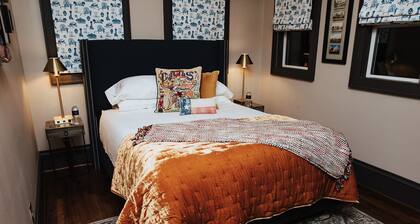 Whimsical Queen Suite w/ Private Terrace & Insta-Worthy Vibe in Old East Dallas