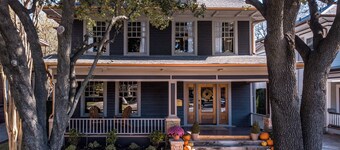 Whimsical Queen Suite w/ Private Terrace & Insta-Worthy Vibe in Old East Dallas