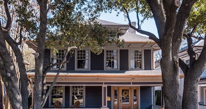 Whimsical Queen Suite w/ Private Terrace & Insta-Worthy Vibe in Old East Dallas