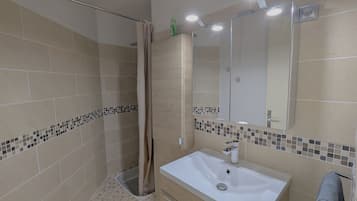 Dusche, Haartrockner, Toilettenpapier