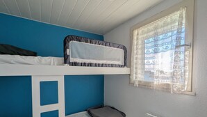 A bunk bed room with a window and a radiator. - Sol-y-Days Sloop, two bedrooms with views of the Salins (Le Grau-du-Roi)