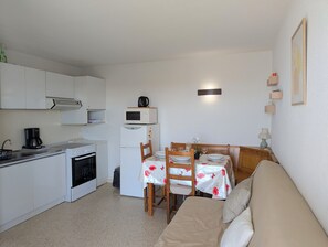 Réfrigérateur, micro-ondes, cafetière/bouilloire, bouilloire électrique