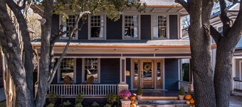 Stylish 5 Bedroom Boutique BnB in Old East Dallas | Insta-Worthy Rooms + Speakeasy Bar