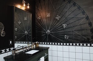 Douche, sèche-cheveux, serviettes fournies