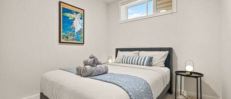 2 chambres, bureau, fer et planche à repasser, lit de bébé portatif