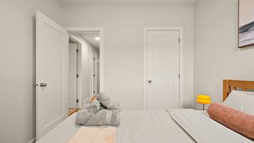 2 室のベッドルーム、デスク、アイロン / アイロン台、旅行用ベビーベッド