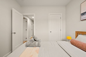 2 habitaciones, escritorio, tabla de planchar con plancha y wifi gratis