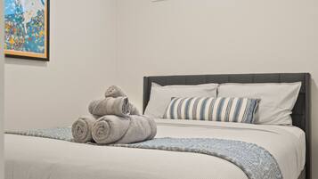 2 habitaciones, escritorio, tabla de planchar con plancha y wifi gratis