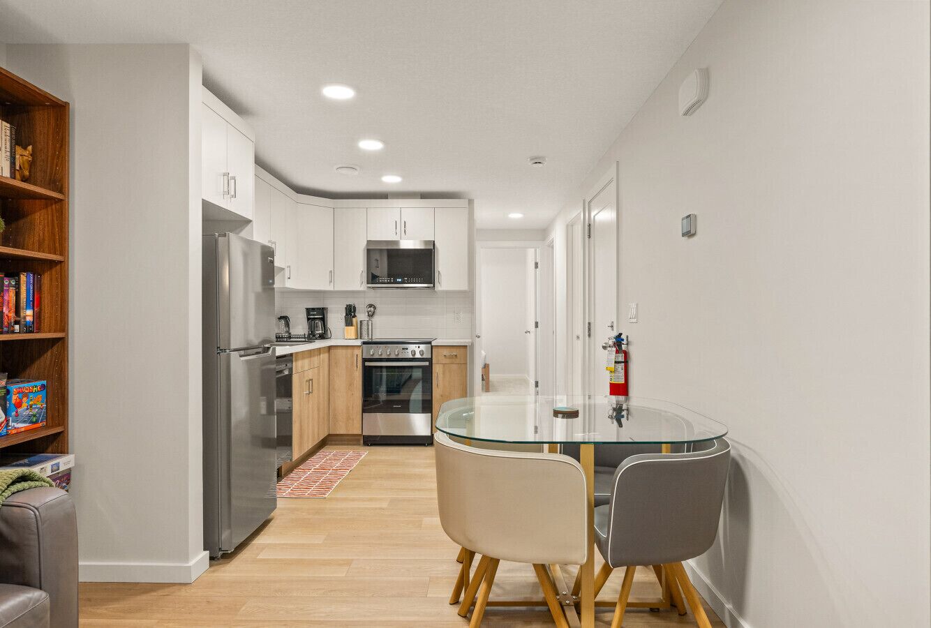 Kjøleskap, mikrobølgeovn, ovn og kokeplater