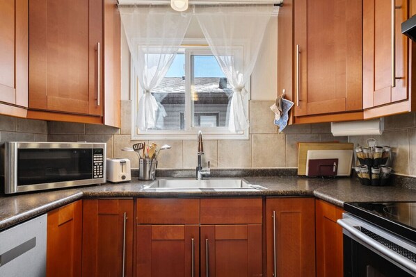 Fridge, microwave, oven, stovetop