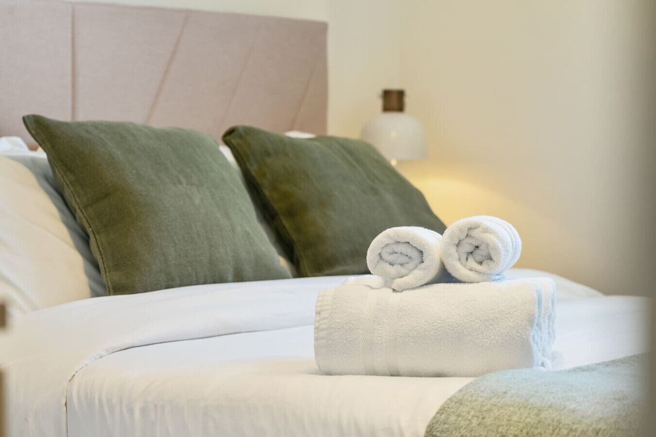 1 makuuhuone, työpöytä, silitysrauta/-lauta, vauvan matkasänky