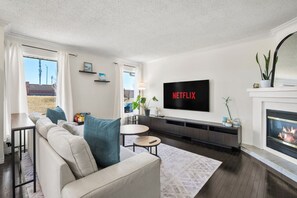 Smart TV, chimenea y oficina 