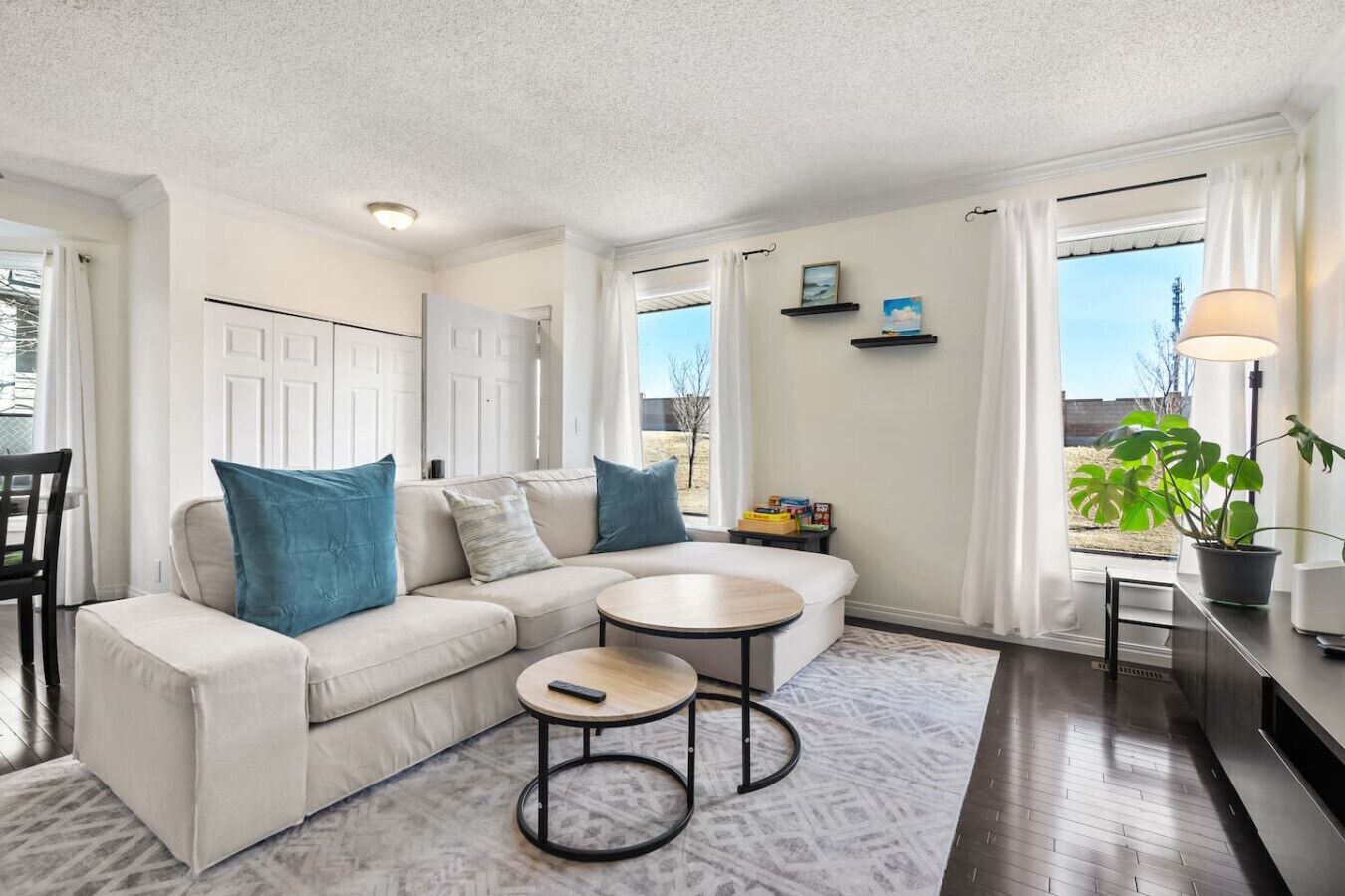 Smart-TV, Kamin, Arbeitsbereiche